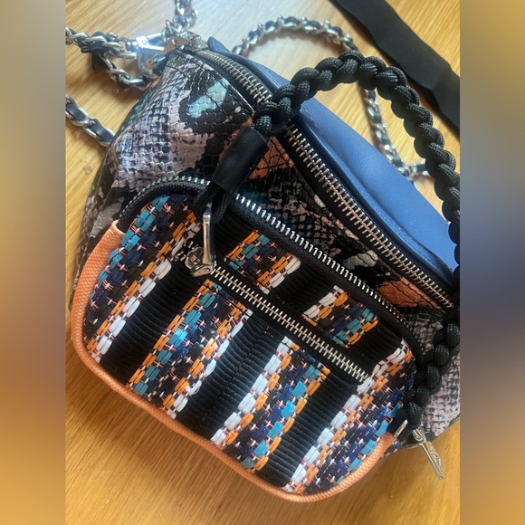 Steve Madden Fanny pack
Comes w second strap
Perfect for festivals - Picture 1 of 5